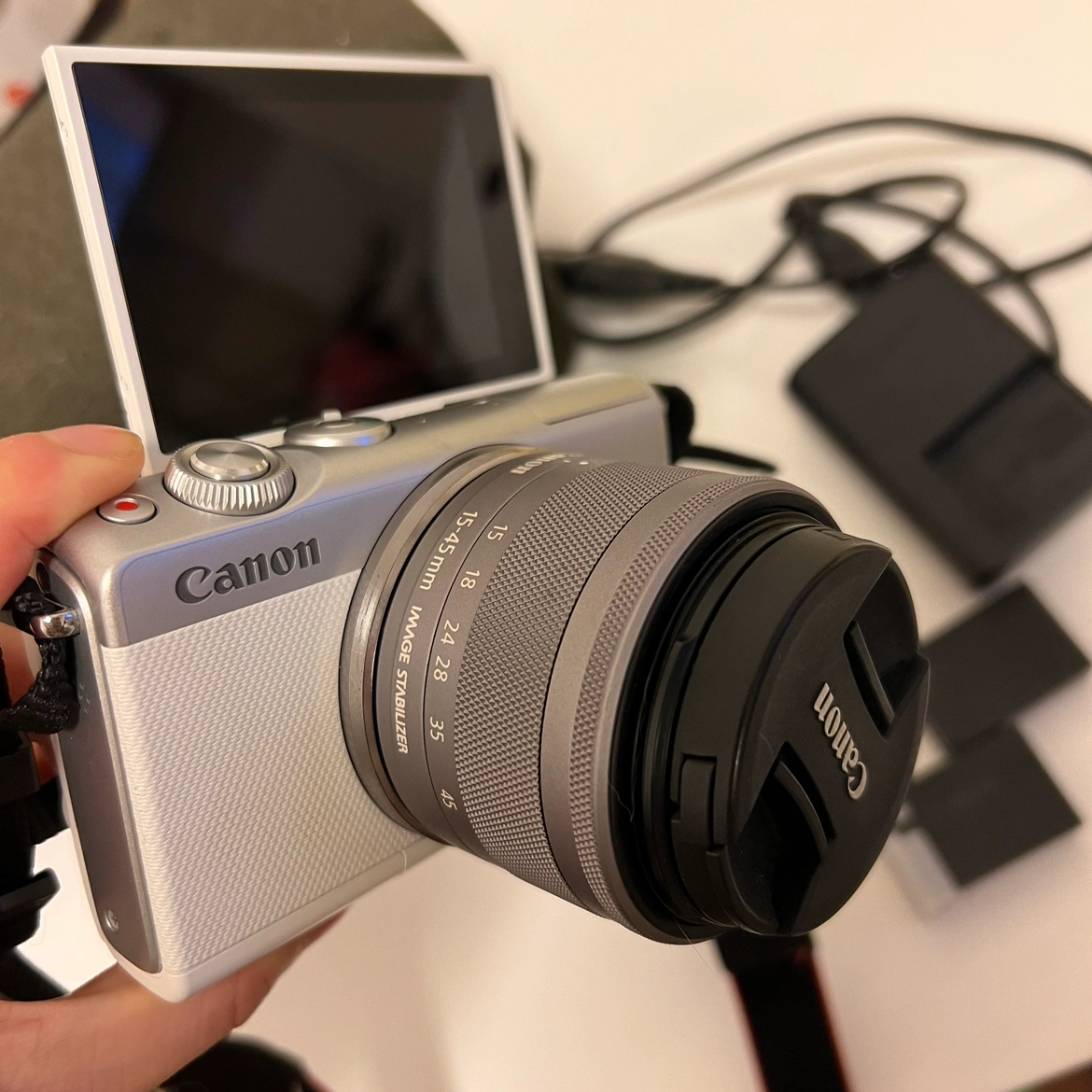 Canon ミラーレス一眼カメラ EOS M100 ダブルレンズキット ホワイト EOSM100WH-WLKの写真2枚目
