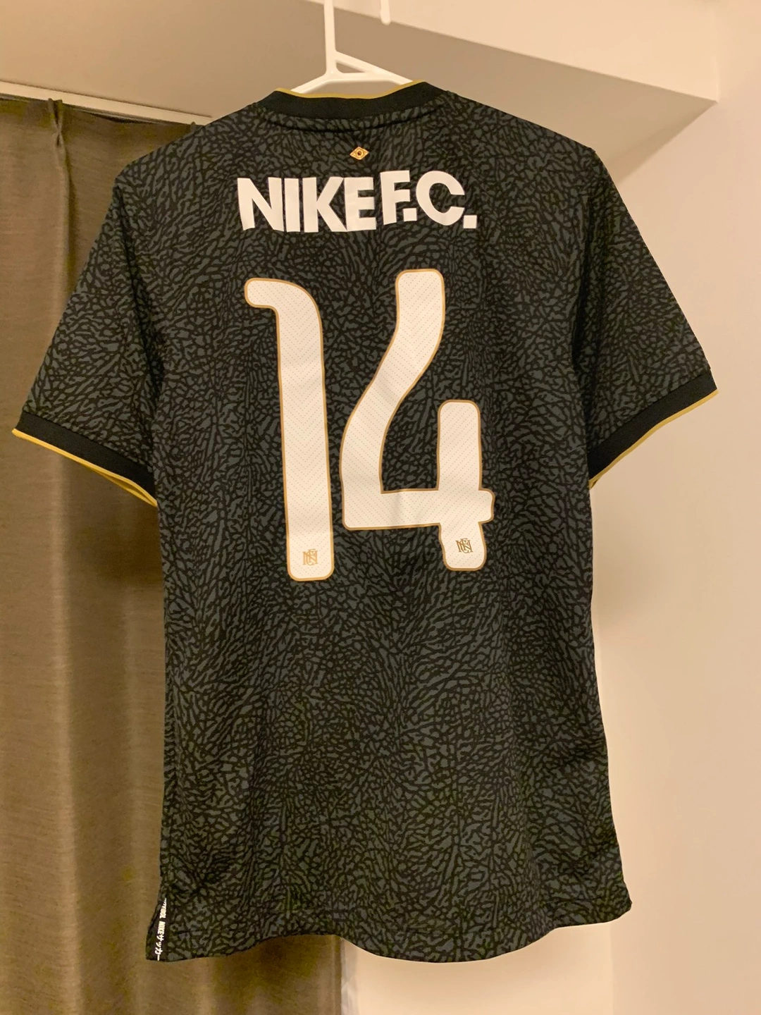 【急募】2/12まで!!! ★ほぼ新品未使用★限定NIKE F.C★Tシャツ★の写真2枚目