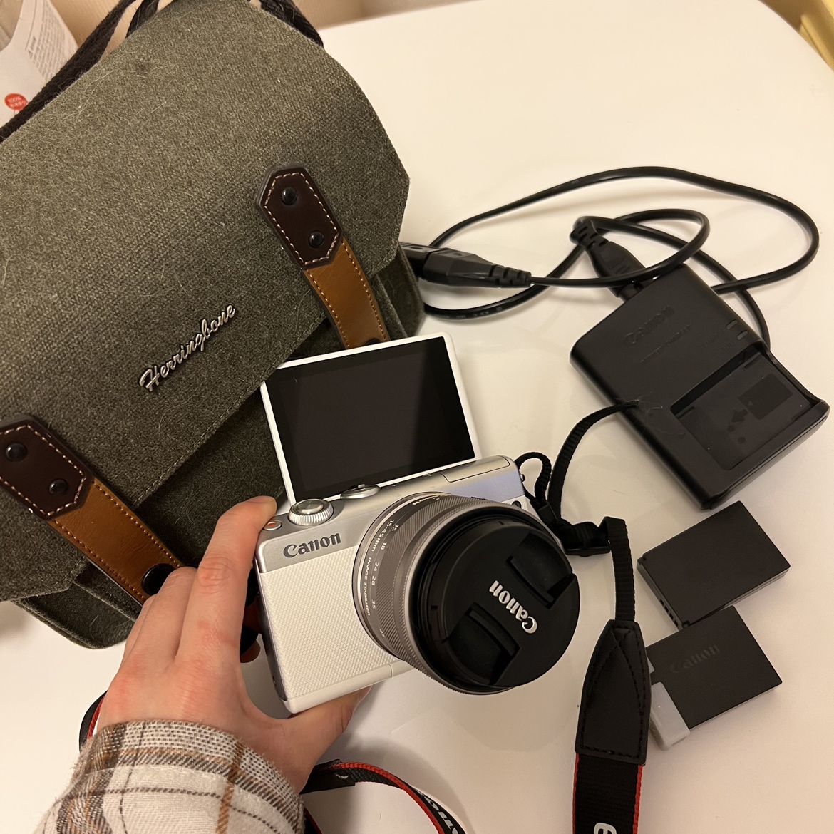 Canon ミラーレス一眼カメラ EOS M100 ダブルレンズキット ホワイト EOSM100WH-WLK