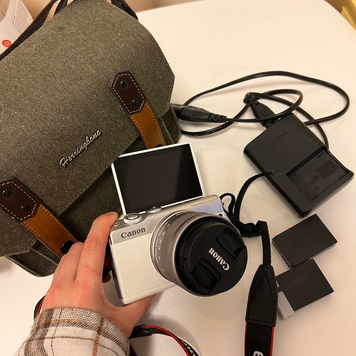 Canon ミラーレス一眼カメラ EOS M100 ダブルレンズキット ホワイト EOSM100WH-WLK