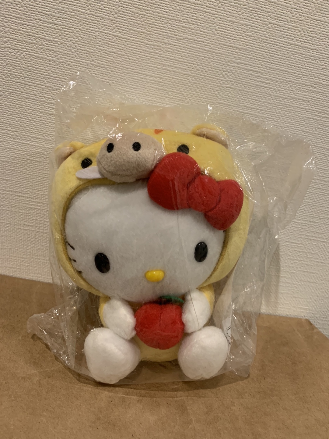 [新品]ぬいぐるみハローキティ⭐︎イノシシの着ぐるみを着ています