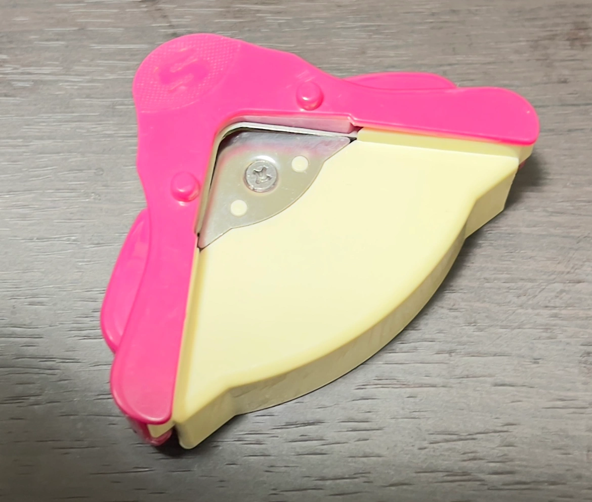 便利なパウチの角を丸くする道具です