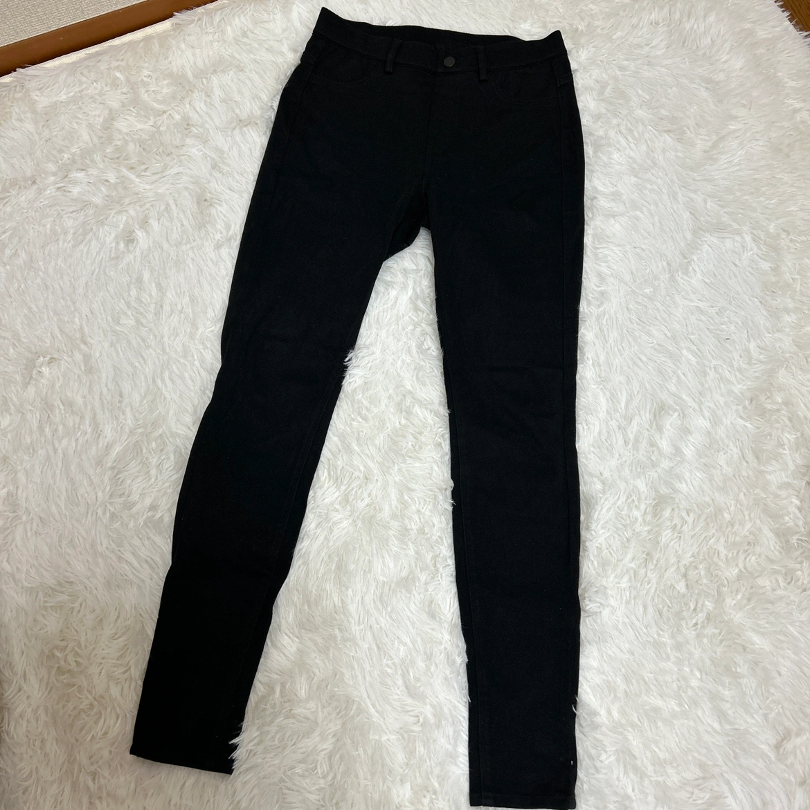 美品 UNIQLO 黒パンツ ストレッチ Mサイズ