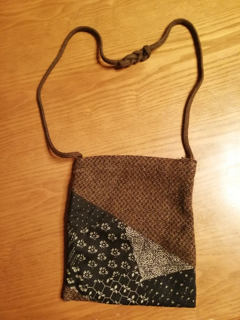 ハンドメイドのポシェット