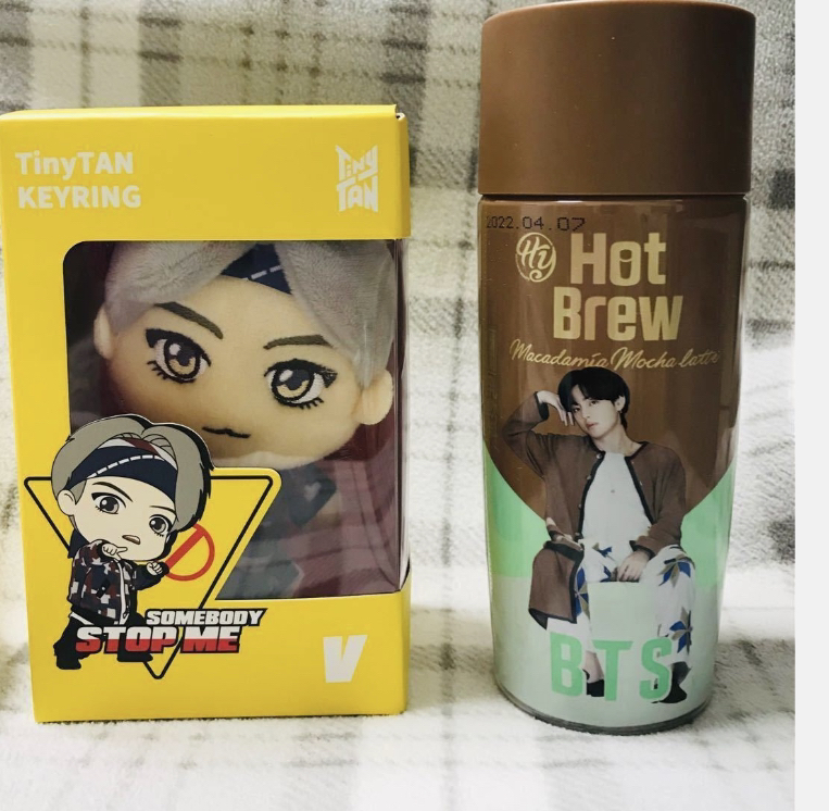新品未使用　BTS Tiny TAN 公式　マイクドロップ　キーホルダー　BOX付　ホットブリューボトル　2点　テテ　BTS V