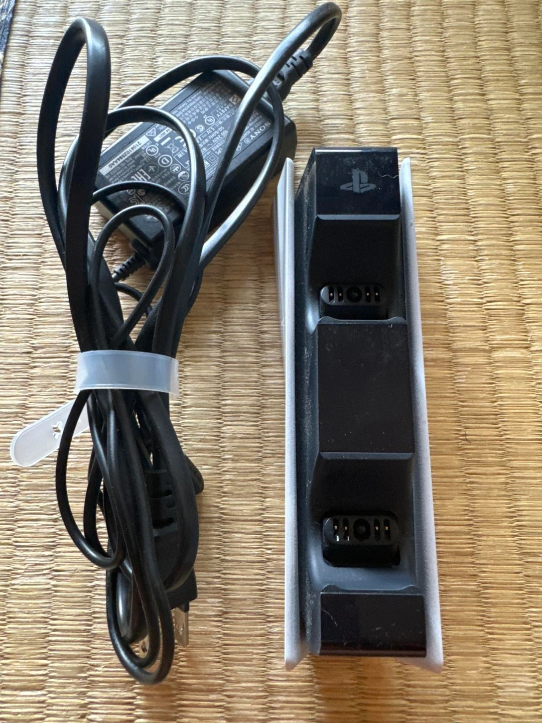 プレステ5 純正コントローラー&充電ステーションの写真2枚目