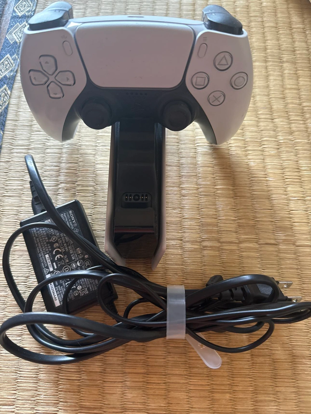 プレステ5 純正コントローラー&充電ステーションの写真3枚目