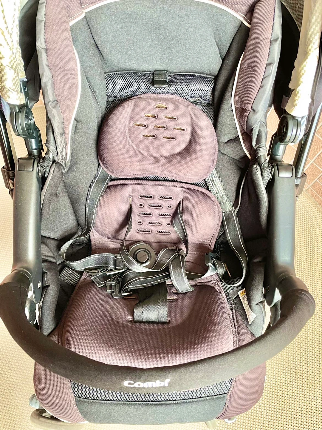 Combi コンビ ベビーカー メチャカルハンディ オート4キャスの写真3枚目