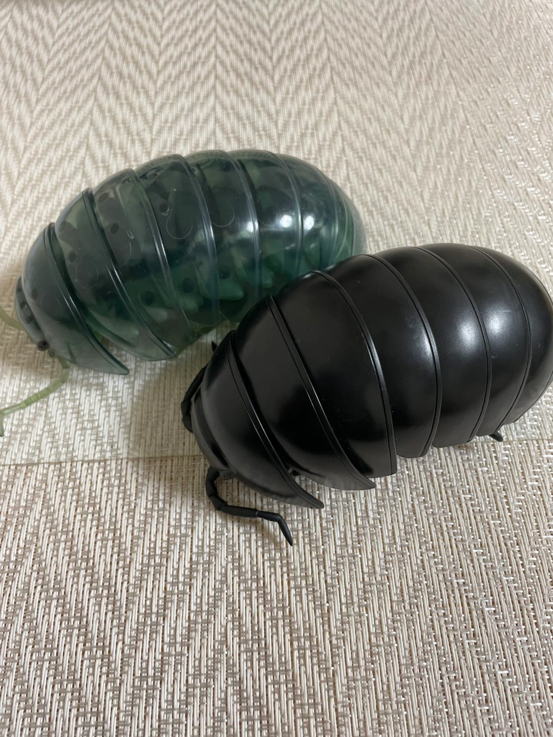 大きなダンゴムシのフィギュア 2個