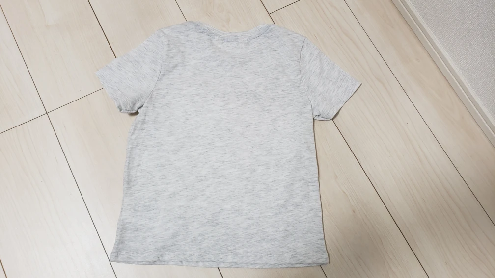 【新品・未使用】110～116cm　Tシャツ　恐竜スパンコールの写真2枚目