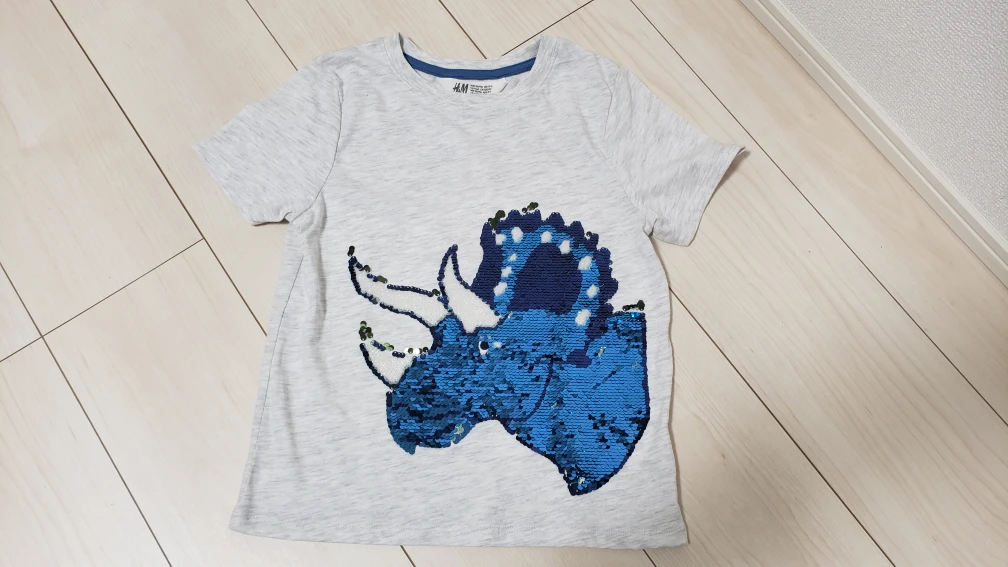 【新品・未使用】110～116cm　Tシャツ　恐竜スパンコール