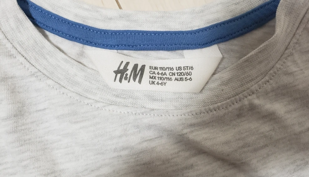 【新品・未使用】110~116cm Tシャツ 恐竜スパンコールの写真3枚目