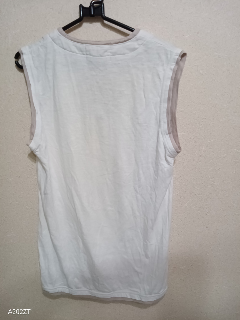 (株)スタジオ翔 袖なし白Tシャツの写真2枚目