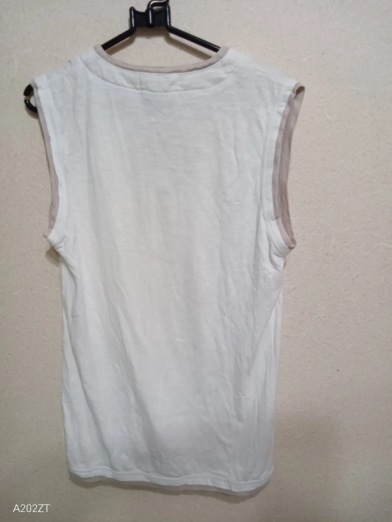 (株)スタジオ翔 袖なし白Tシャツの写真2枚目