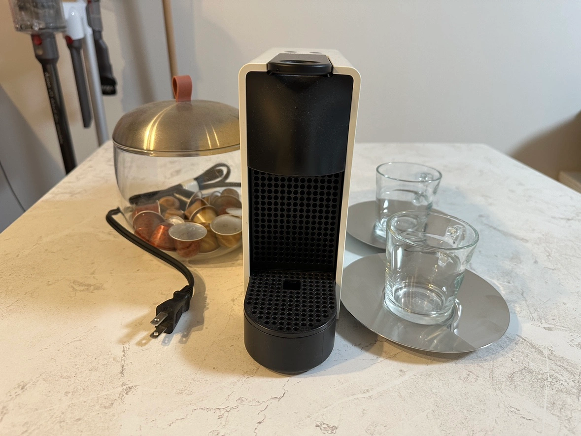 ネスプレッソ エッセンサ ミニ ピュアホワイト、コーヒーカプセル、カプセル容器、カップ2客