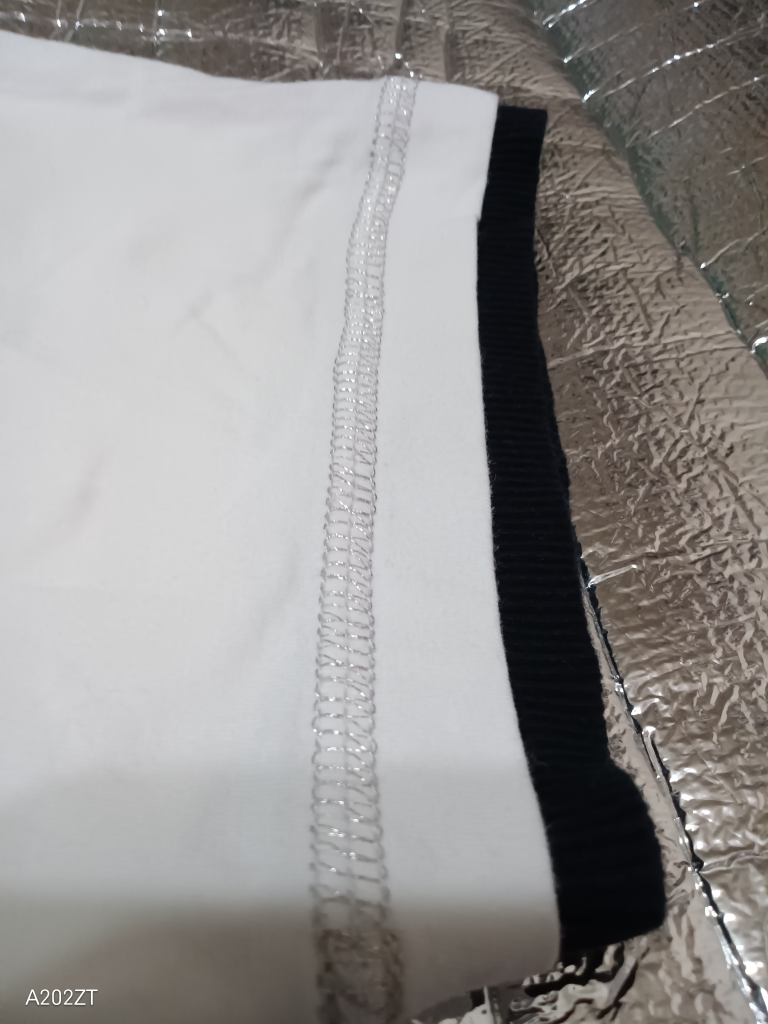 美品前ボタンラメ入り白半袖Tシャツの写真6枚目