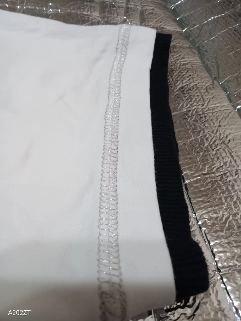美品前ボタンラメ入り白半袖Tシャツの写真6枚目