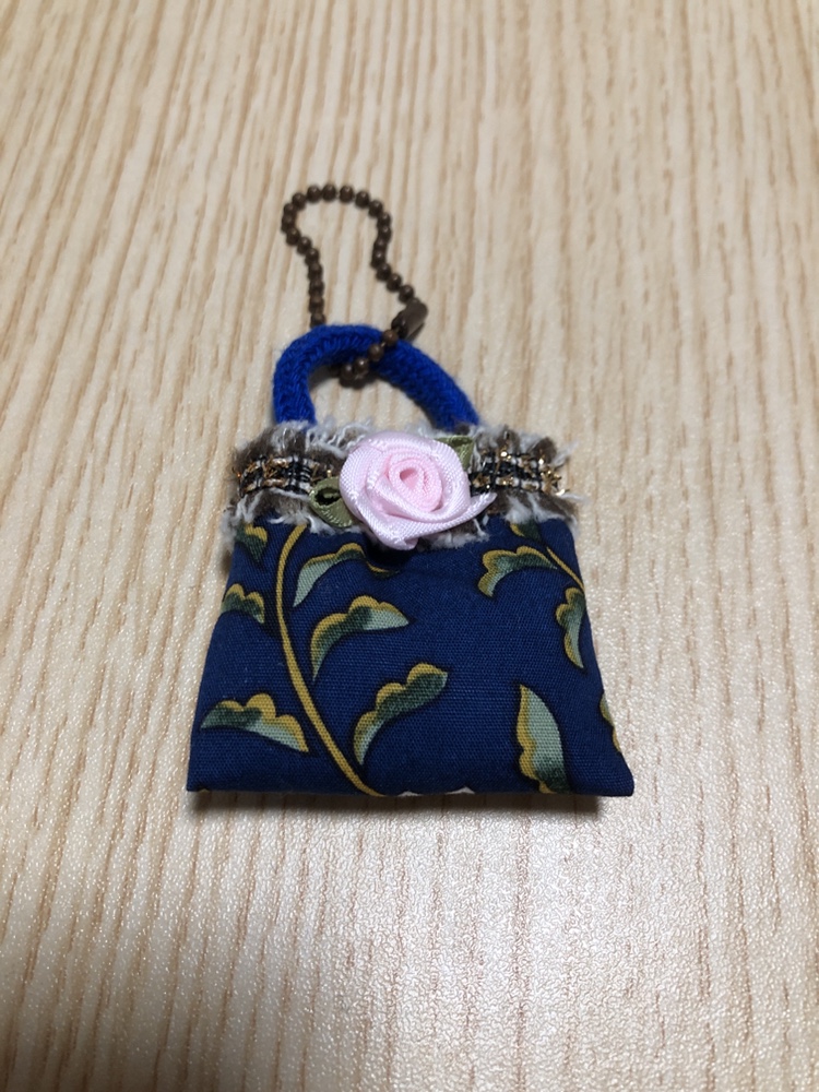手作りキーホルダー　青