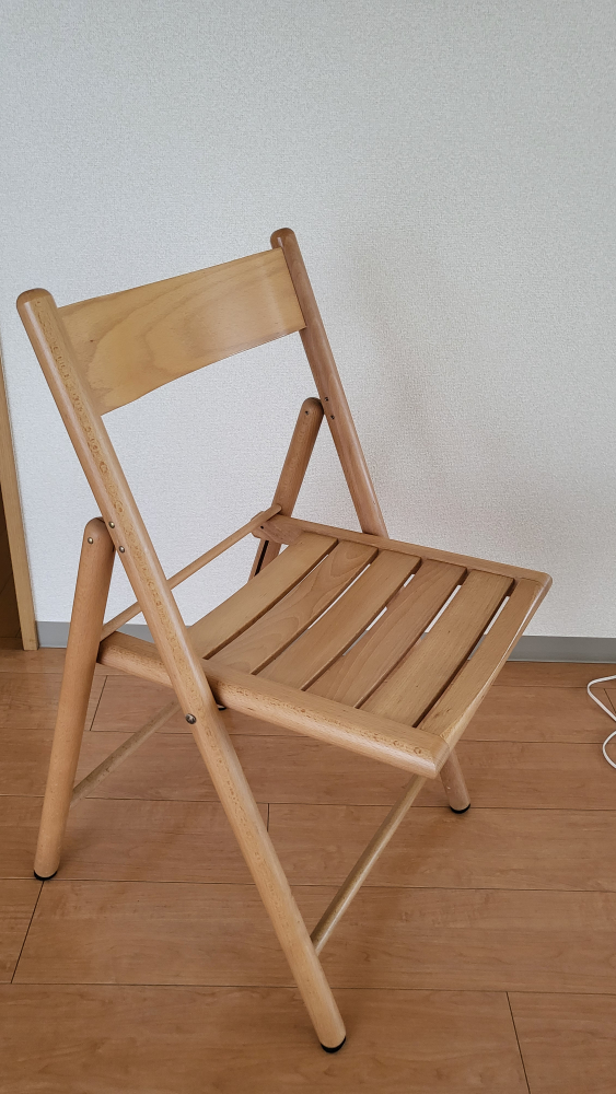 折り畳み式椅子1つ