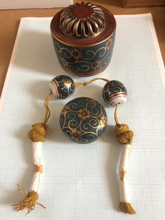 九谷 香炉 香合 風鎮 金彩 鉄仙 青粒