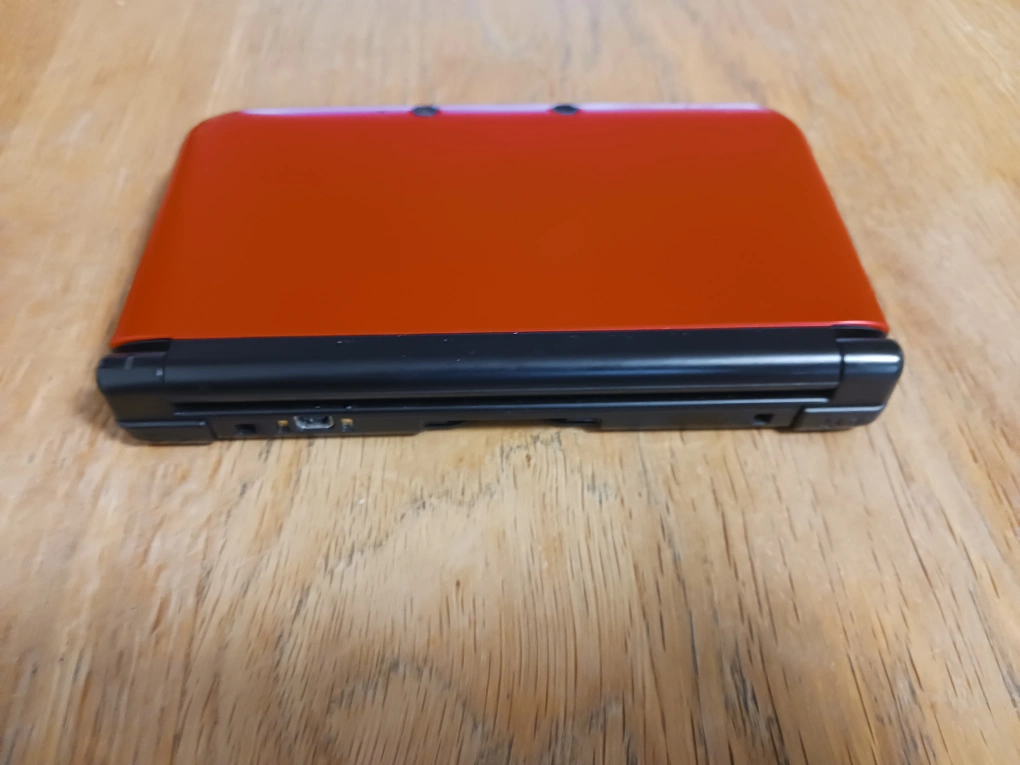 Nintendo 3DS LL レッド×ブラックの写真2枚目