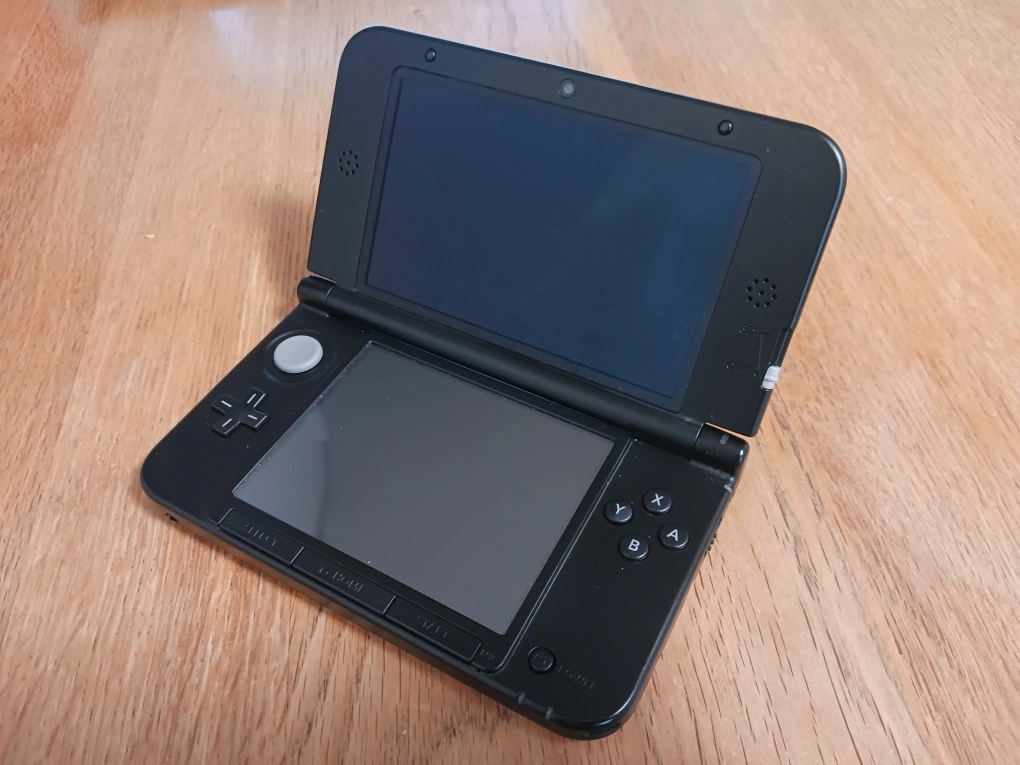 Nintendo 3DS LL レッド×ブラックの写真3枚目