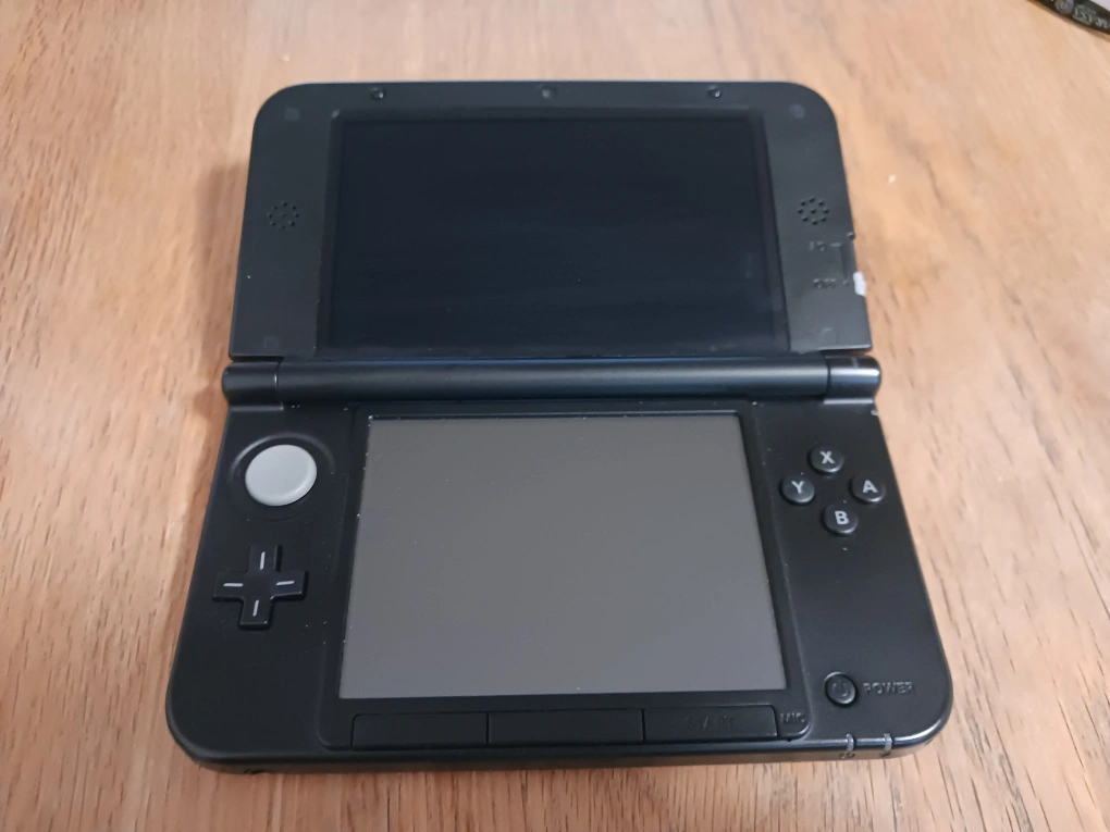 Nintendo 3DS LL レッド×ブラックの写真4枚目