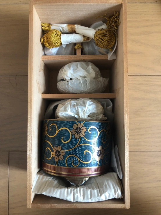 九谷 香炉 香合 風鎮 金彩 鉄仙 青粒 の写真2枚目