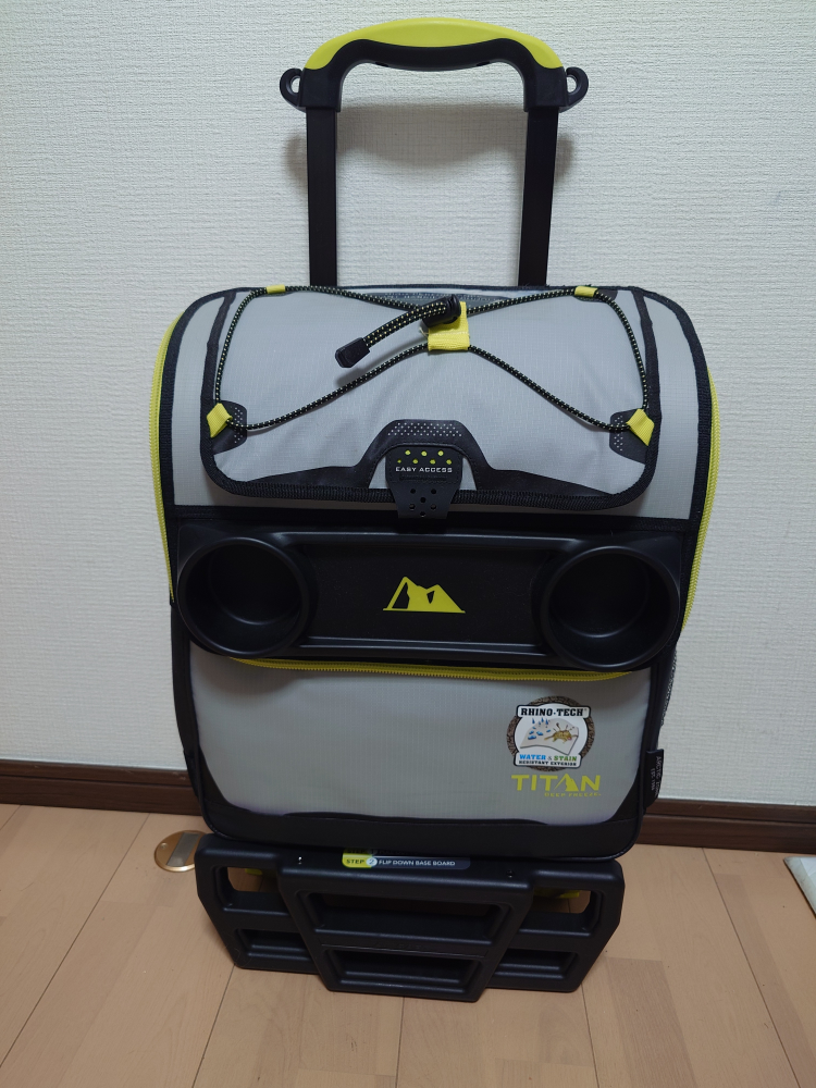 Titan deep freeze by arctic zoneのクーラーバッグ