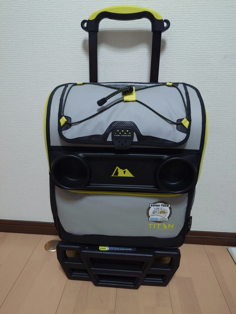 Titan deep freeze by arctic zoneのクーラーバッグ