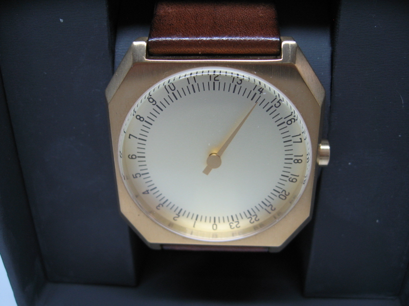 Slow watch 針が一本の腕時計の写真2枚目
