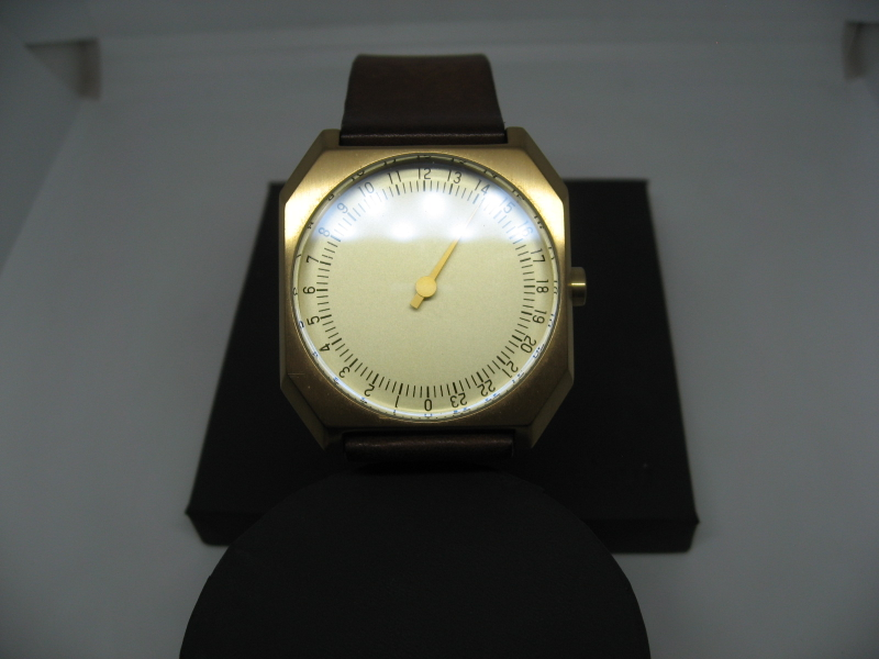 Slow watch 針が一本の腕時計の写真3枚目