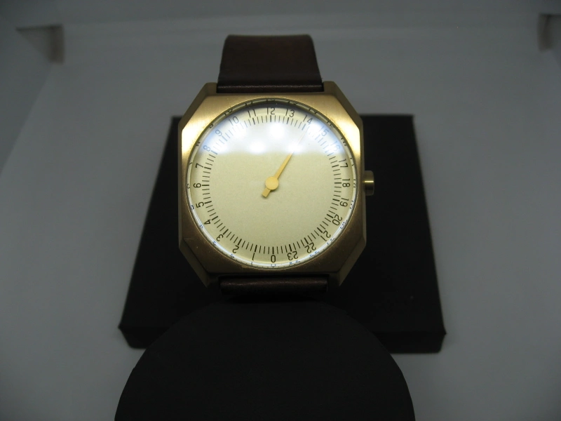 Slow watch 針が一本の腕時計の写真3枚目
