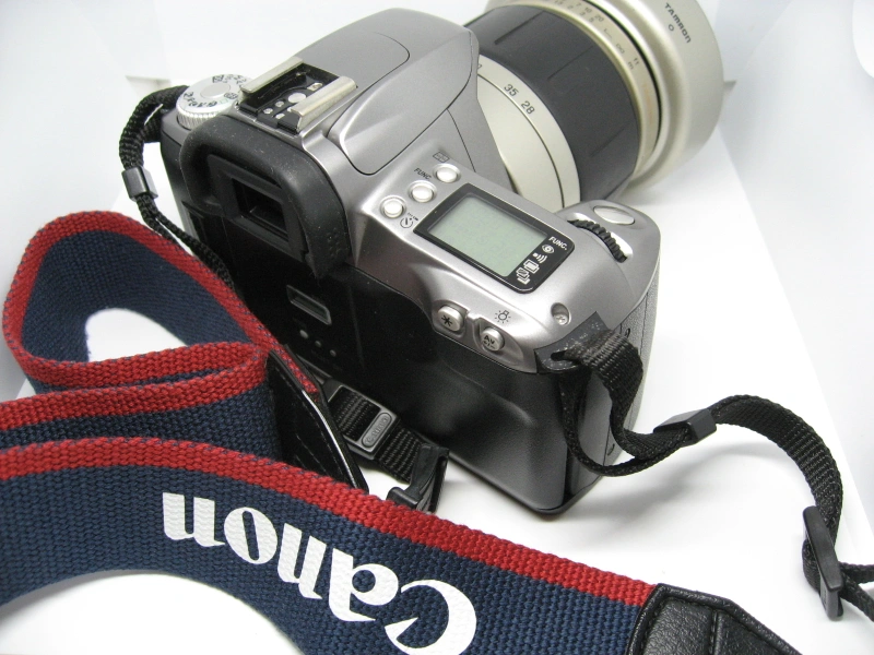 【半額】【新品電池に交換済】フィルム一眼レフカメラ キヤノンEOS KissⅢ、ズームレンズ2本付の写真3枚目